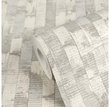 Vliesbehang met verticaal streeppatroon in steenlook of houtlook, lichtgrijs gestructureerd.