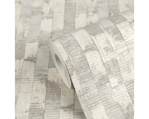 Vliesbehang met verticaal streeppatroon in steenlook of houtlook, lichtgrijs gestructureerd.