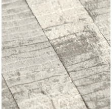 Gestructureerd behang met horizontaal streepjespatroon en metallic glimmend oppervlak.