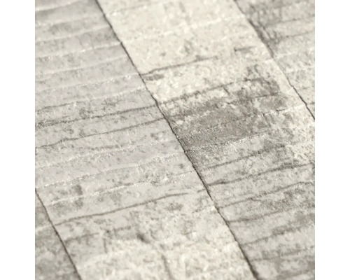 Gestructureerd behang met horizontaal streepjespatroon en metallic glimmend oppervlak.