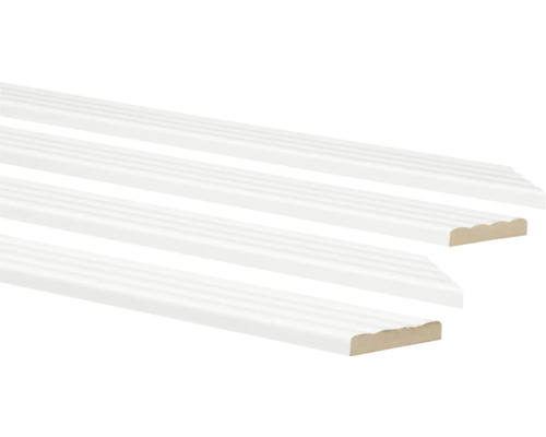 Twee witte, geprofileerde houten plinten