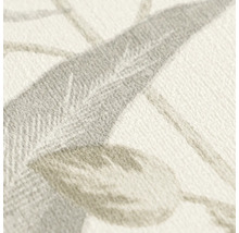 Close-up van een gestructureerd behang met plantmotieven.