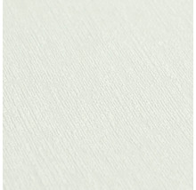 Close-up van fijn gestructureerd vliesbehang met verticale lijnen.