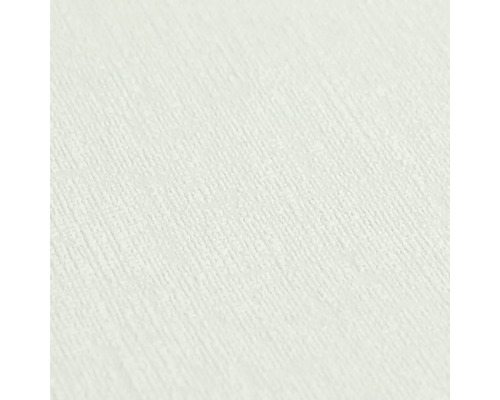 Close-up van fijn gestructureerd vliesbehang met verticale lijnen.