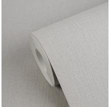 Lichtgrijs vliesbehang met linnenstructuur op een rol.