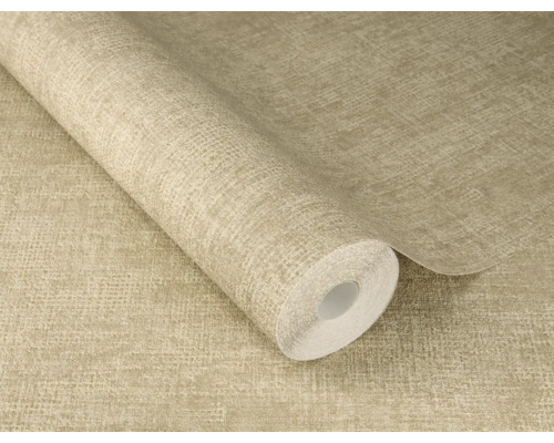 Beige vliesbehang met linnenstructuur op een rol.