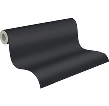 Gedeeltelijk uitgerold donkergrijs behang met structuur op een rol.