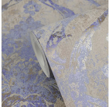 Vliesbehang met bloemmotief en gestructureerd oppervlak in paars en goudlook.