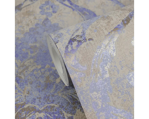 Vliesbehang met bloemmotief en gestructureerd oppervlak in paars en goudlook.