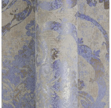 Vliesbehang met floraal damastpatroon en metallic effect.