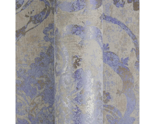 Vliesbehang met floraal damastpatroon en metallic effect.