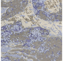 Gestructureerd behang met abstract patroon in blauw en wit, marmer-effect en zilveren glitterelementen.