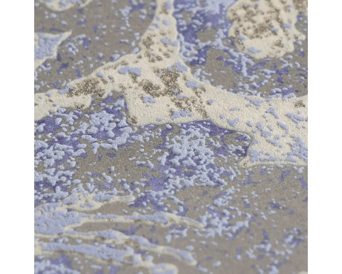 Gestructureerd behang met abstract patroon in blauw en wit, marmer-effect en zilveren glitterelementen.