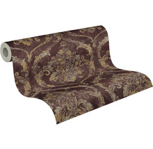 Vliesbehang met barok damastpatroon in bordeauxrood en goud.