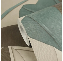 Rol gestructureerd behang met een groot bladerpatroon in groen, bruin en beige.