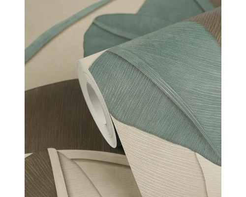 Rol gestructureerd behang met een groot bladerpatroon in groen, bruin en beige.