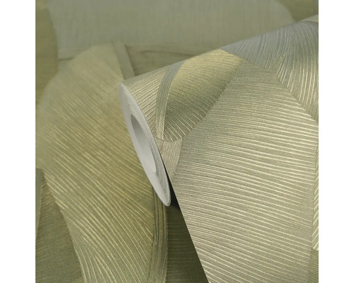 Rol vliesbehang in beige en goud met gestructureerd geometrisch patroon en glanzend oppervlak.