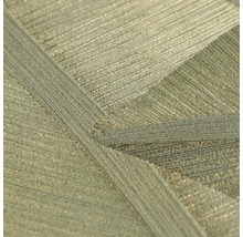 Detail van vliesbehang met geometrisch lijnenpatroon en metallic glans.