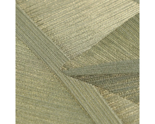 Detail van vliesbehang met geometrisch lijnenpatroon en metallic glans.