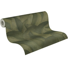 Vliesbehang met groot palmbladpatroon in donkergroen op een rol.