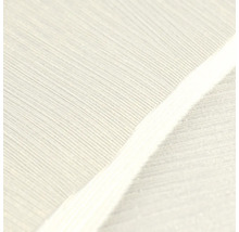 Gestructureerd vliesbehang met fijne, parallelle lijnen in close-up.