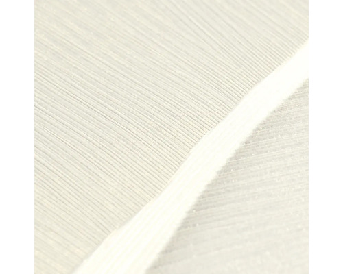 Gestructureerd vliesbehang met fijne, parallelle lijnen in close-up.