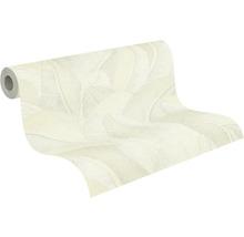 Vliesbehang met groot bladerpatroon op een rol.