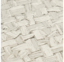 Detailopname van licht behang met vlechtlook en gestructureerd oppervlak.