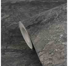 Vliesbehang met steenlook, donkergrijs, gestructureerd oppervlak met barsten, detailweergave van een rol.