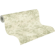 Vliesbehang met subtiel boommotief in lichte natuurtinten, gedeeltelijk afgerolde rol.