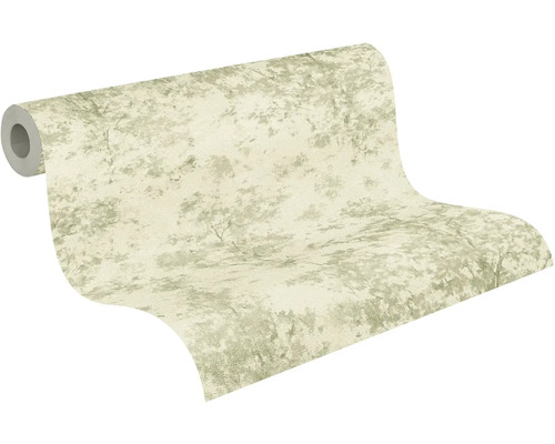 Vliesbehang met subtiel boommotief in lichte natuurtinten, gedeeltelijk afgerolde rol.