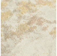 Detailopname van behang in wit, beige en goud met een verticale structuur, abstract patroon en metallic glans.