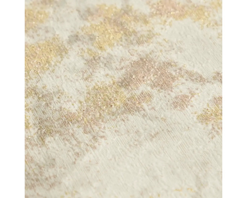 Detailopname van behang in wit, beige en goud met een verticale structuur, abstract patroon en metallic glans.