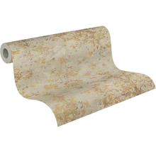 Vliesbehang op rol met abstract boom- en bladpatroon in aardetinten en een gestructureerd oppervlak.