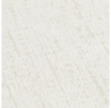 Close-up van wit behang met een houtnerfstructuur en subtiele glinstering.