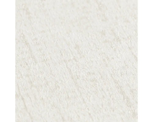 Close-up van wit behang met een houtnerfstructuur en subtiele glinstering.