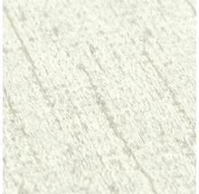 Gestructureerd oppervlak van vliesbehang met een houtachtige nerf en korrelige afwerking.