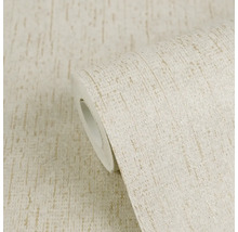 Gestructureerd lichtbeige vliesbehang met metallic accenten en een fijne lijnenstructuur op een rol.