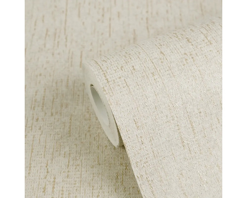 Gestructureerd lichtbeige vliesbehang met metallic accenten en een fijne lijnenstructuur op een rol.