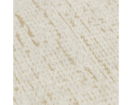 Detailweergave van getextureerd behang met verticale nerven en glinsterende gouden accenten.