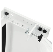 Detailaanzicht van een beugel met schroeven en stelknoppen