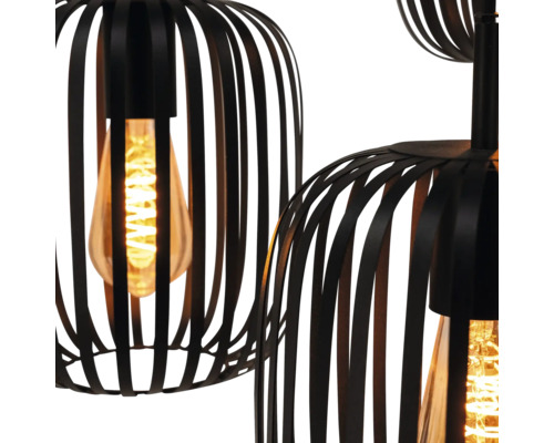 Gedetailleerde close-up van een zwarte hanglamp met kooiontwerp en lichtbron