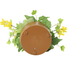 Bloempot met kunstbloemen van onderen gezien