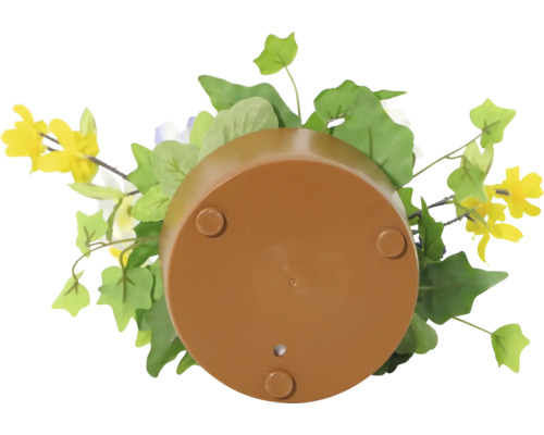 Bloempot met kunstbloemen van onderen gezien