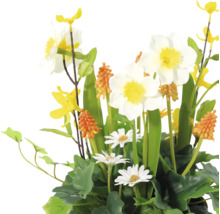 Arrangement van kunstbloemen met narcissen en madeliefjes