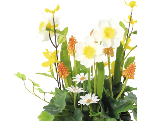Arrangement van kunstbloemen met narcissen en madeliefjes