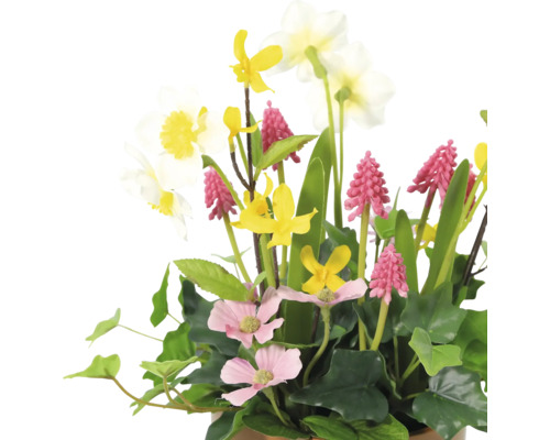 Decoratief kunstbloemstuk met diverse bloemsoorten en groene bladeren.