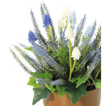 Kunstbloemstuk met blauwe en witte bloemen in pot