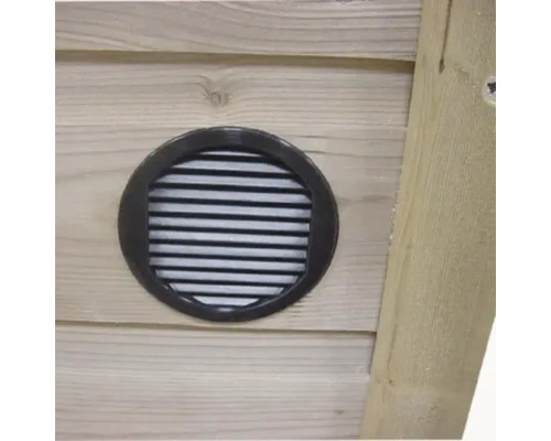 Rond ventilatierooster van kunststof ingebouwd in een houten wand.