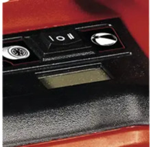 Close-up van de bedieningselementen van een machine met schakelaars en een display